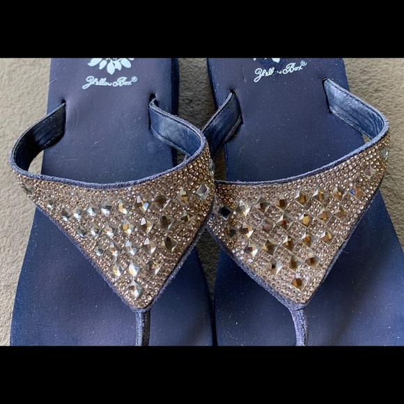 Yellow box sandals/flip-flops size 8 - Picture 3 of 4